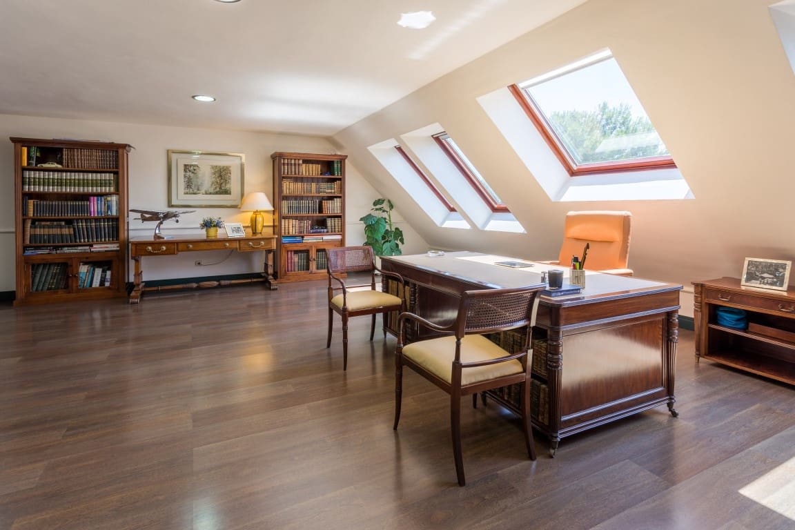 6 bedroom Villa for sale in Rio Real with pool garage - € 3,500,000 (Ref: 6544792)