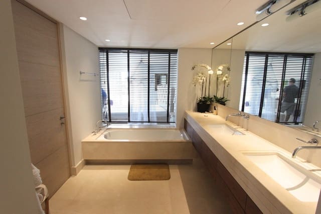 Ático de 3 habitaciones en Puerto Banus, Marbella en venta con piscina garaje - 4.900.000 € (Ref: 6544801)