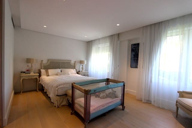 3 sypialnia Penthouse na sprzedaż w Puerto Banus, Marbella z basenem garażem - 4 900 000 € (Ref: 6544801)