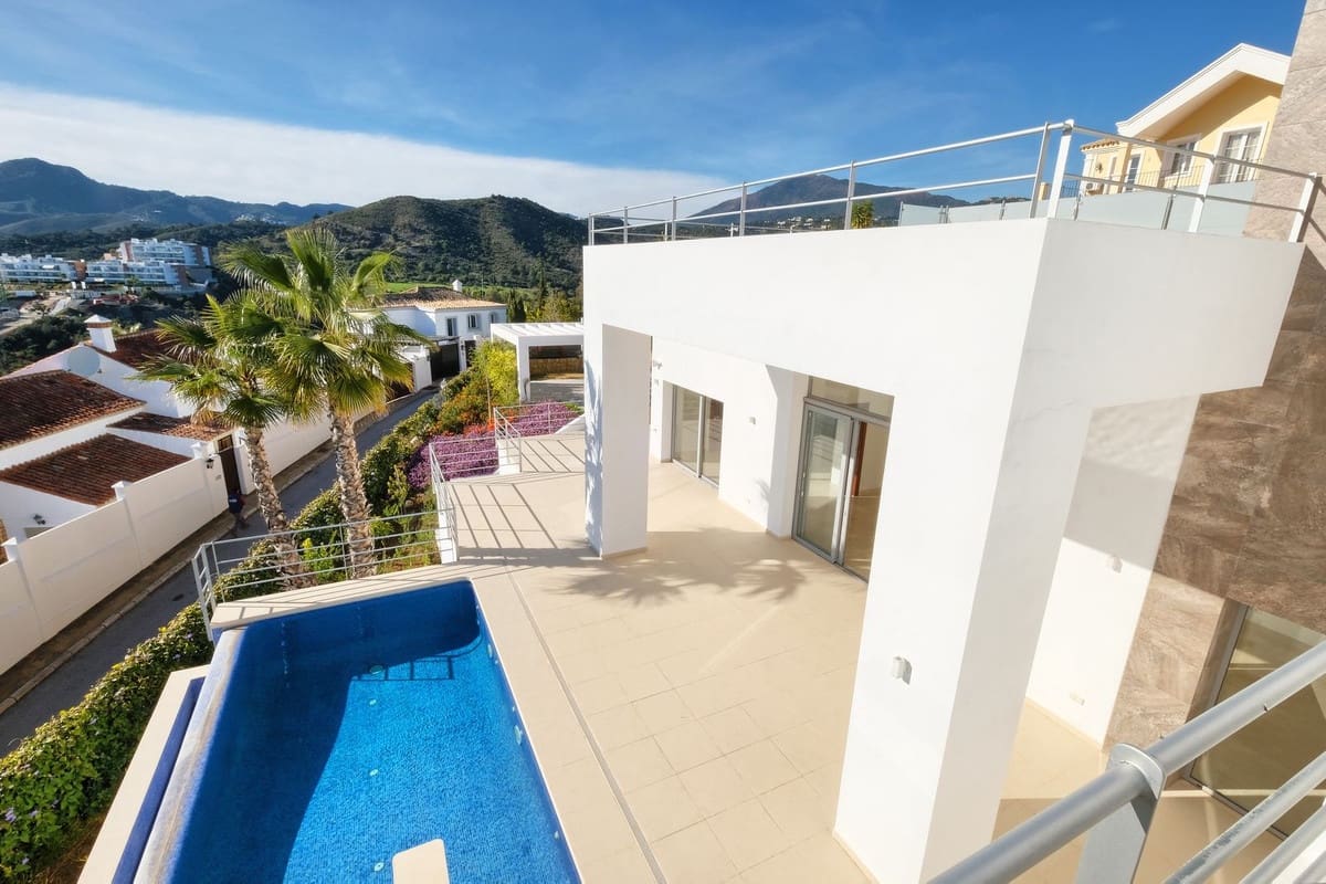 4 bedroom Villa for sale in Benahavis with pool - € 2,300,000 (Ref: 7843335)
