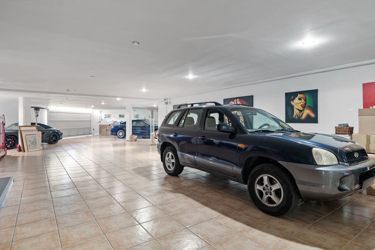 Chalet de 6 habitaciones en Nueva Andalucia en venta con piscina garaje - 6.900.000 € (Ref: 8134642)