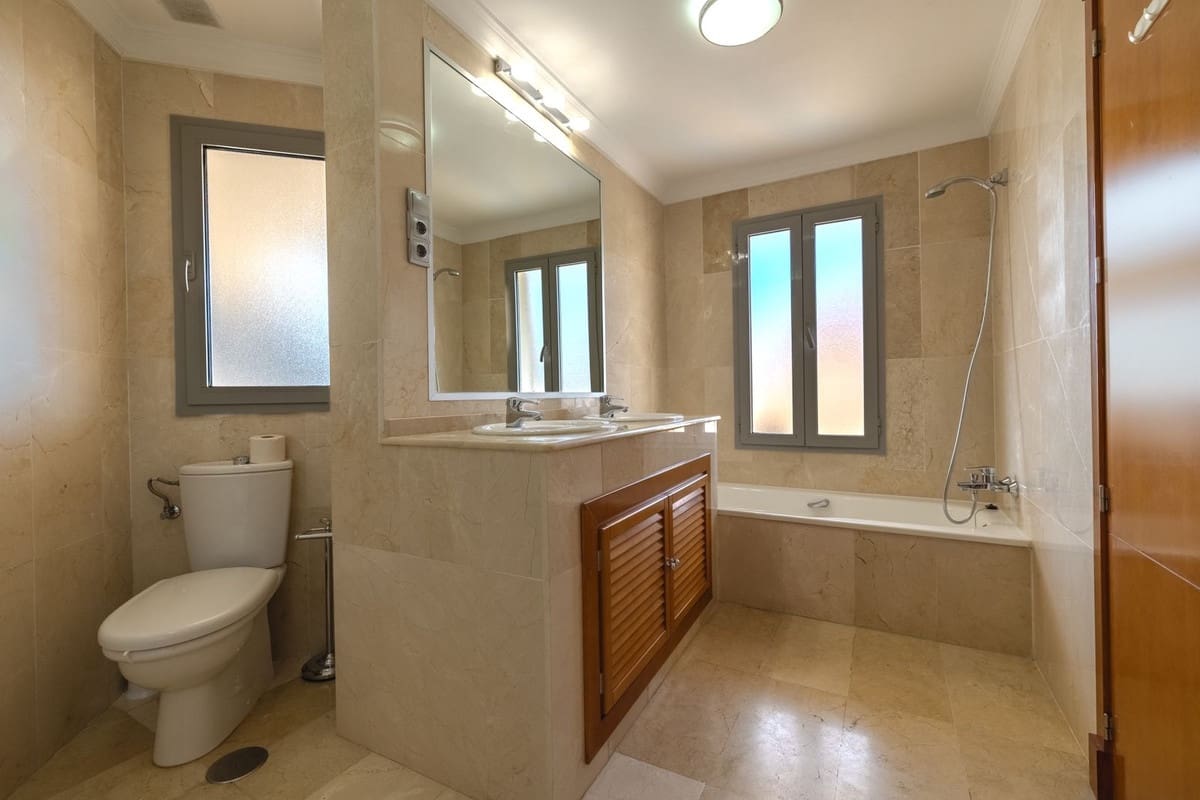 2 bedroom Apartment for sale in Nueva Andalucia with pool garage - € 469,000 (Ref: 8465639)