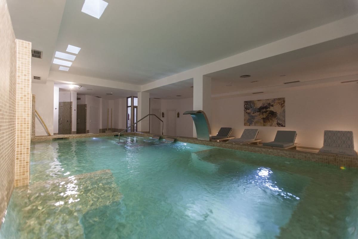 2 bedroom Apartment for sale in Nueva Andalucia with pool garage - € 469,000 (Ref: 8465639)