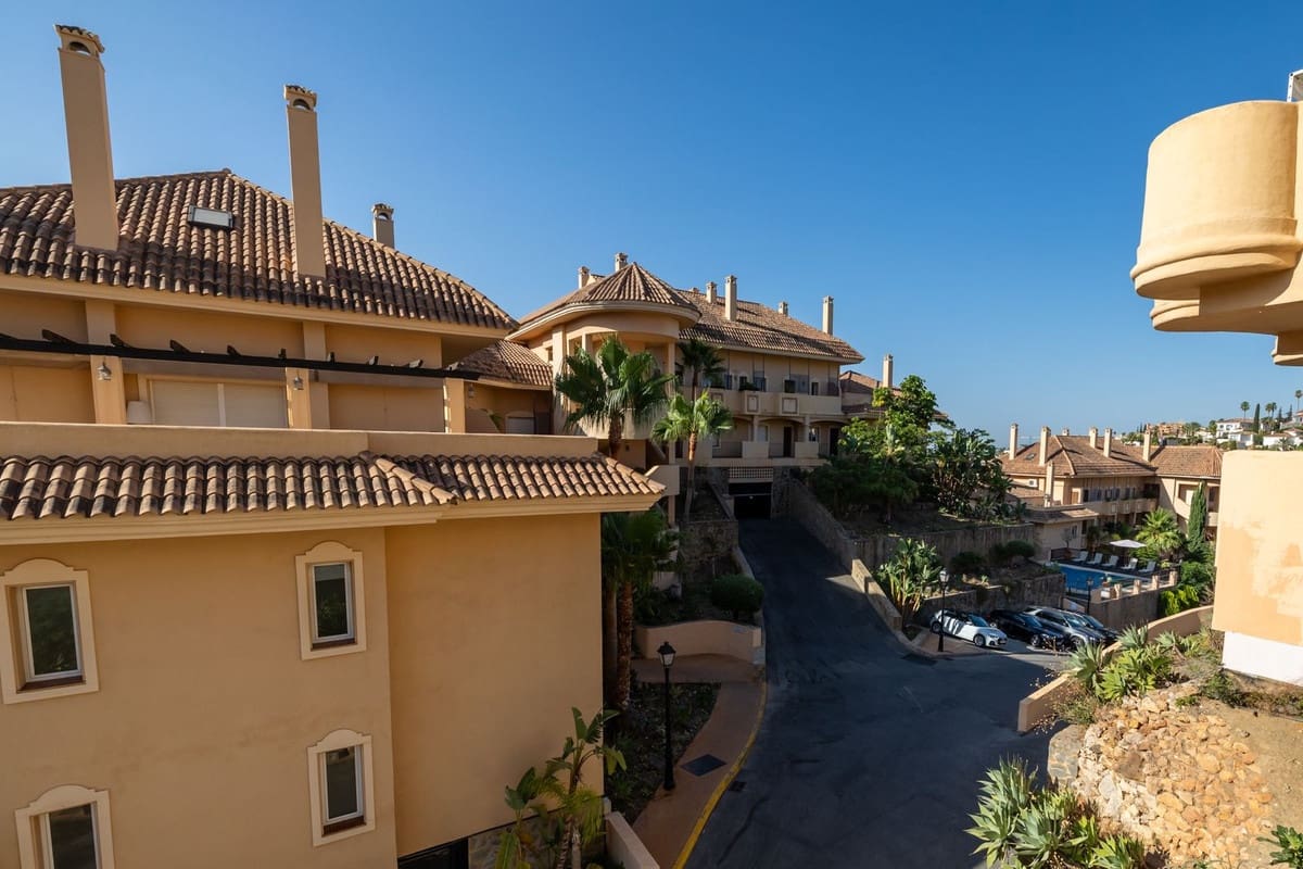 2 bedroom Apartment for sale in Nueva Andalucia with pool garage - € 469,000 (Ref: 8465639)