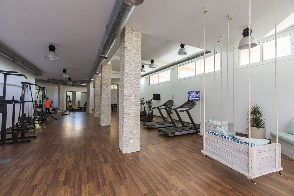 2 bedroom Apartment for sale in Nueva Andalucia with pool garage - € 469,000 (Ref: 8465639)