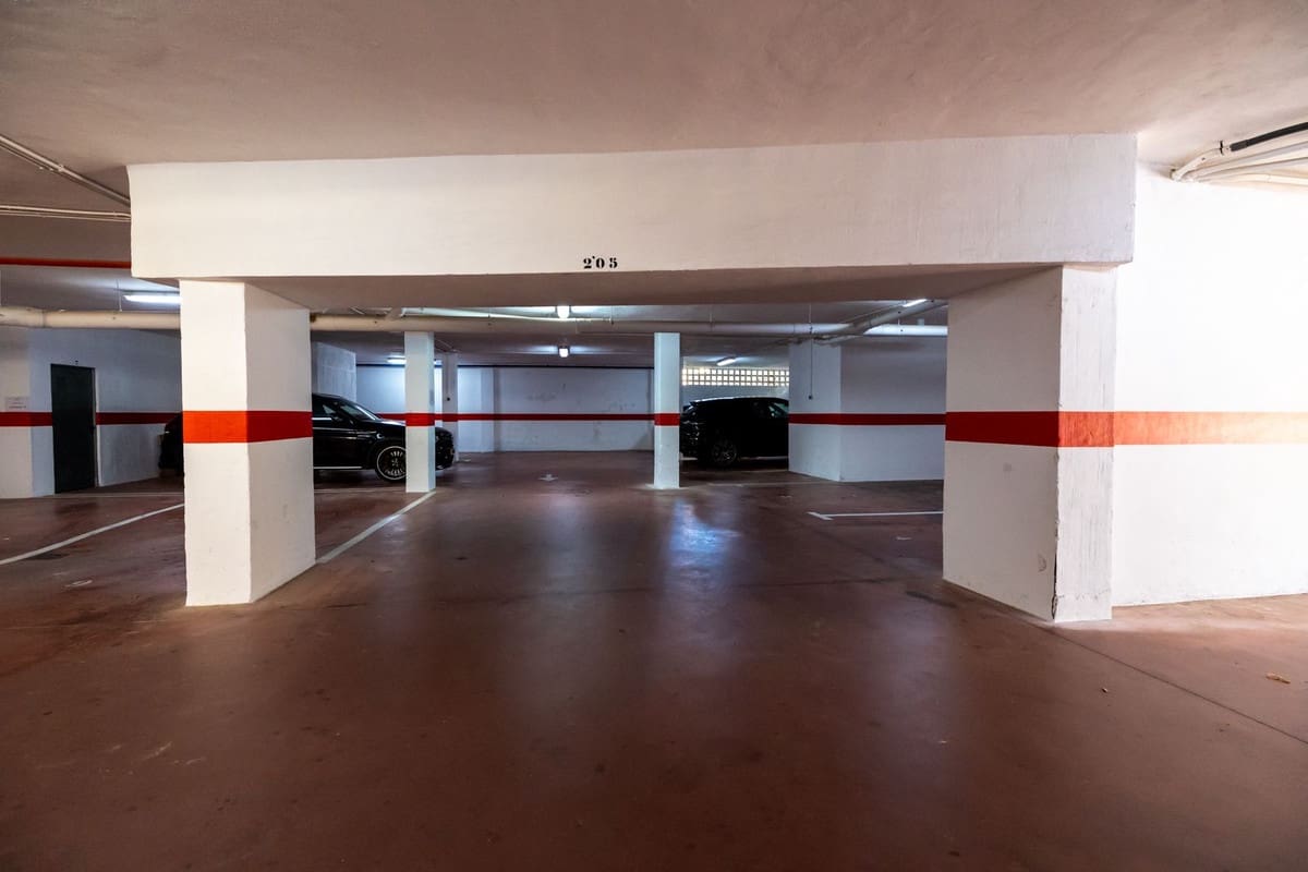 2 bedroom Apartment for sale in Nueva Andalucia with pool garage - € 469,000 (Ref: 8465639)