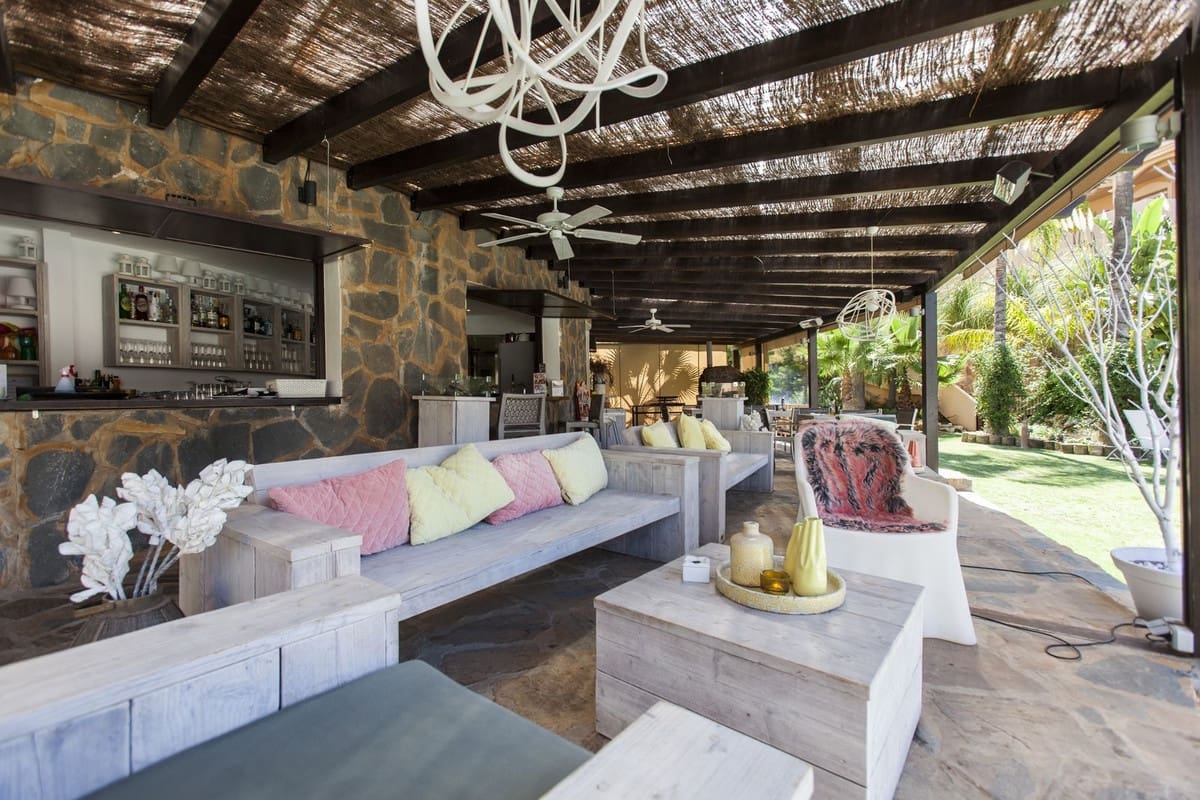 2 bedroom Apartment for sale in Nueva Andalucia with pool garage - € 469,000 (Ref: 8465639)