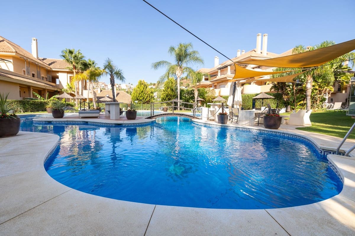 2 bedroom Apartment for sale in Nueva Andalucia with pool garage - € 469,000 (Ref: 8465639)