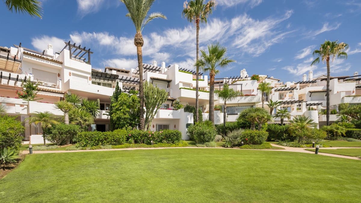3 bedroom Apartment for sale in Estepona with pool garage - € 1,695,000 (Ref: 8465829)