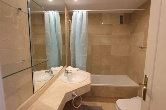 Ático de 4 habitaciones en Puerto Banus, Marbella en venta con piscina garaje - 1.050.000 € (Ref: 8465830)