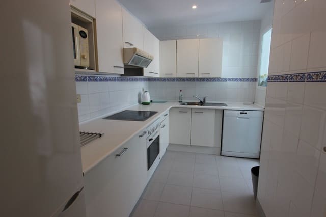 Ático de 4 habitaciones en Puerto Banus, Marbella en venta con piscina garaje - 1.050.000 € (Ref: 8465830)