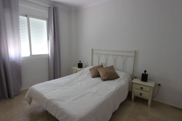 4 chambre Penthouse à vendre à Puerto Banus, Marbella avec piscine garage - 1 050 000 € (Ref: 8465830)