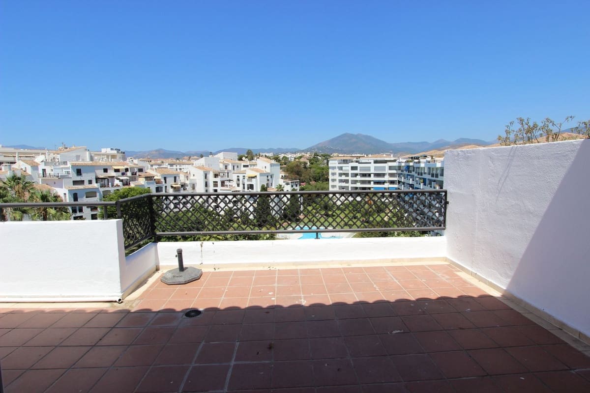 4 chambre Penthouse à vendre à Puerto Banus avec piscine garage - 1 050 000 € (Ref: 8465830)