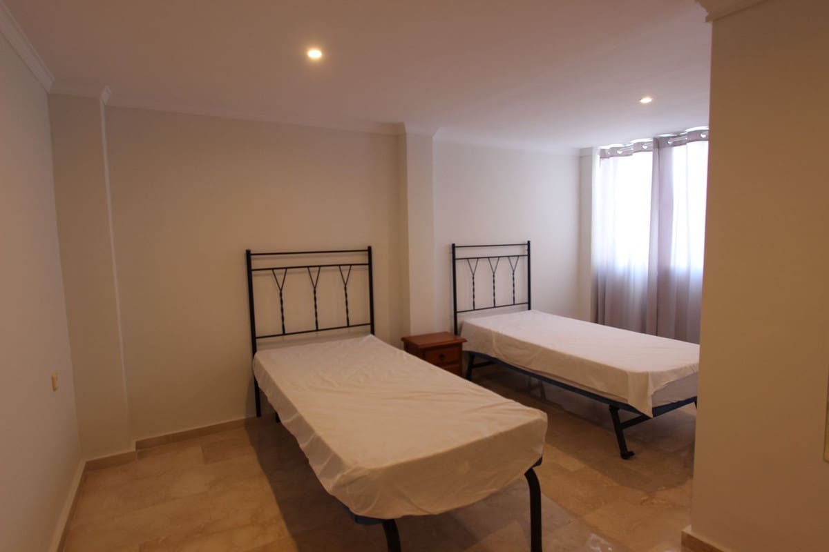 4 chambre Penthouse à vendre à Puerto Banus avec piscine garage - 1 050 000 € (Ref: 8465830)