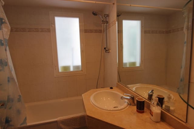 4 chambre Penthouse à vendre à Puerto Banus, Marbella avec piscine garage - 1 050 000 € (Ref: 8465830)