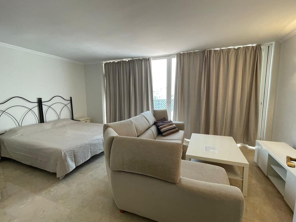 4 chambre Penthouse à vendre à Puerto Banus avec piscine garage - 1 050 000 € (Ref: 8465830)