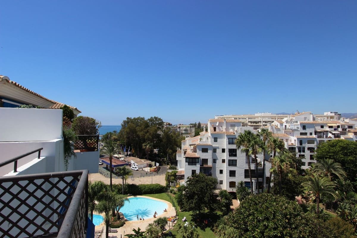 4 chambre Penthouse à vendre à Puerto Banus avec piscine garage - 1 050 000 € (Ref: 8465830)