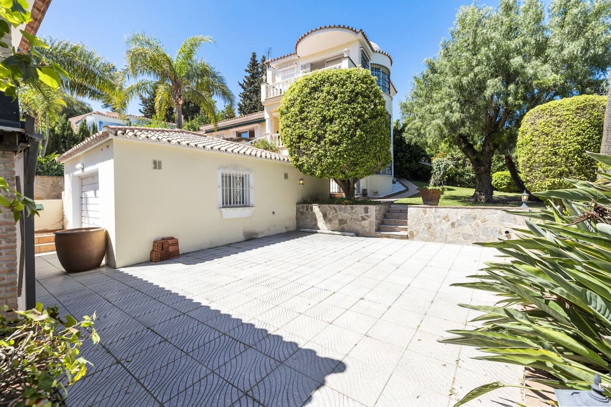 5 Zimmer Villa zu verkaufen in Nueva Andalucia mit Pool Garage - 1.295.000 € (Ref: 8477024)