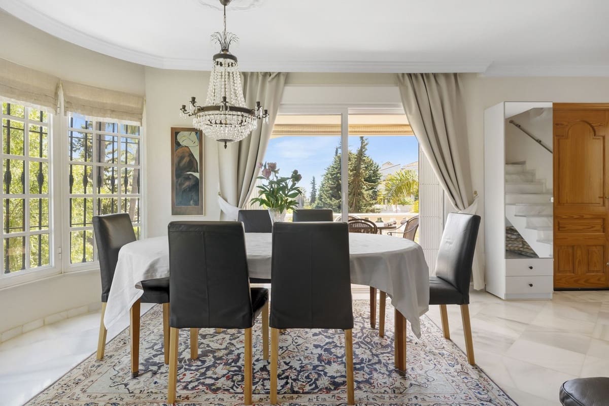 5 Zimmer Villa zu verkaufen in Nueva Andalucia mit Pool Garage - 1.295.000 € (Ref: 8477024)