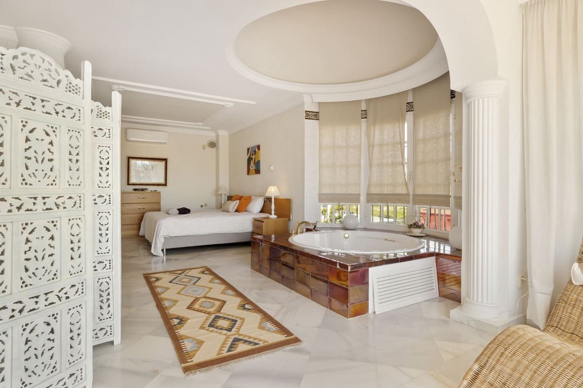 5 Zimmer Villa zu verkaufen in Nueva Andalucia mit Pool Garage - 1.295.000 € (Ref: 8477024)