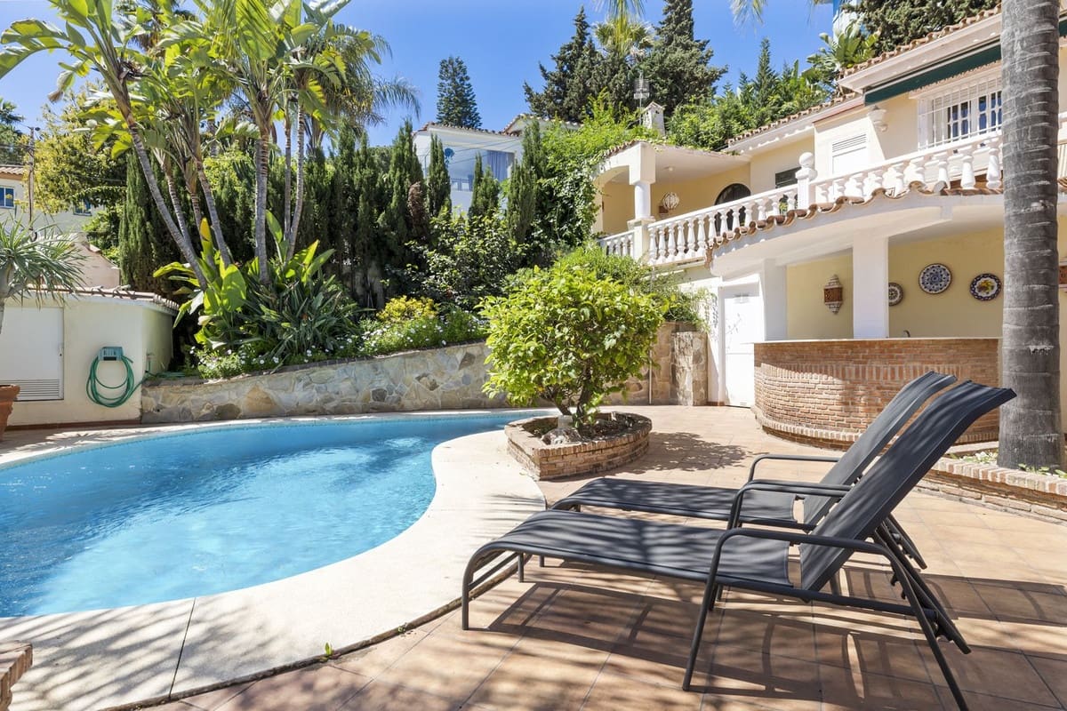 5 Zimmer Villa zu verkaufen in Nueva Andalucia mit Pool Garage - 1.295.000 € (Ref: 8477024)