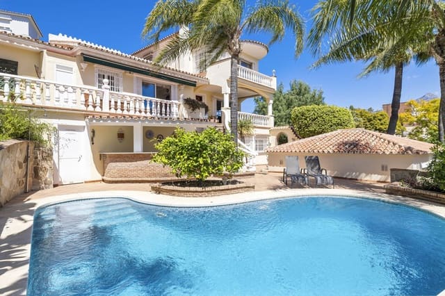 5 soveværelse Villa til salg i Nueva Andalucia, Marbella med swimmingpool garage - € 1.295.000 (Ref: 8477024)