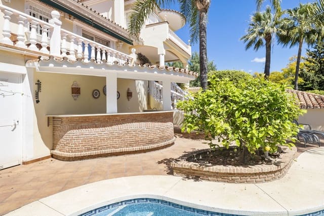 5 soveværelse Villa til salg i Nueva Andalucia, Marbella med swimmingpool garage - € 1.295.000 (Ref: 8477024)