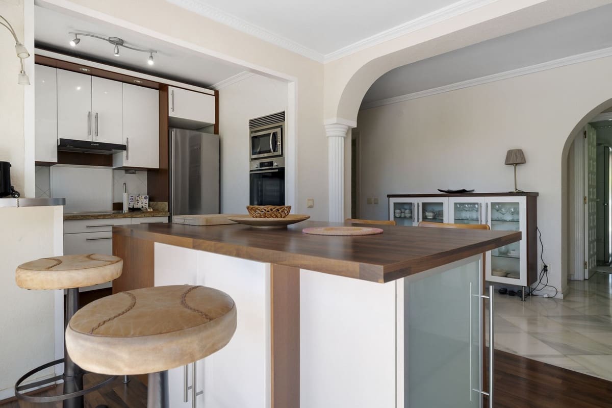 5 bedroom Villa for sale in Nueva Andalucia with pool garage - € 1,295,000 (Ref: 8477024)