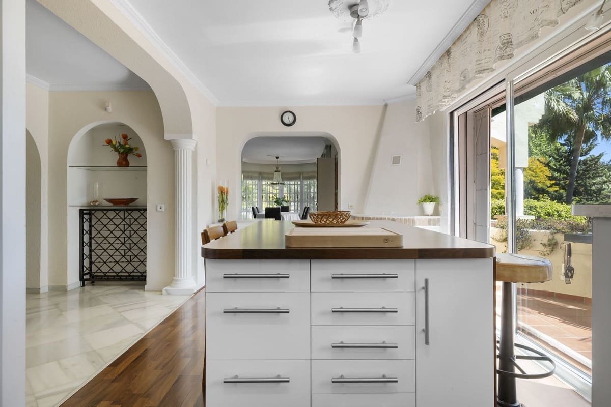 5 bedroom Villa for sale in Nueva Andalucia with pool garage - € 1,295,000 (Ref: 8477024)