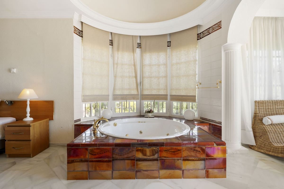 5 bedroom Villa for sale in Nueva Andalucia with pool garage - € 1,295,000 (Ref: 8477024)