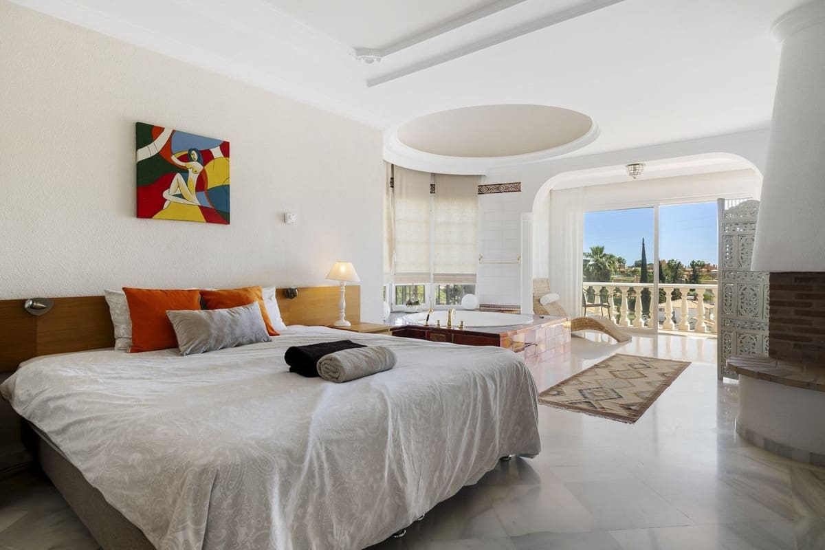 5 bedroom Villa for sale in Nueva Andalucia with pool garage - € 1,295,000 (Ref: 8477024)