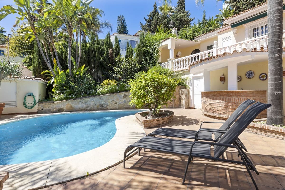 5 bedroom Villa for sale in Nueva Andalucia with pool garage - € 1,295,000 (Ref: 8477024)