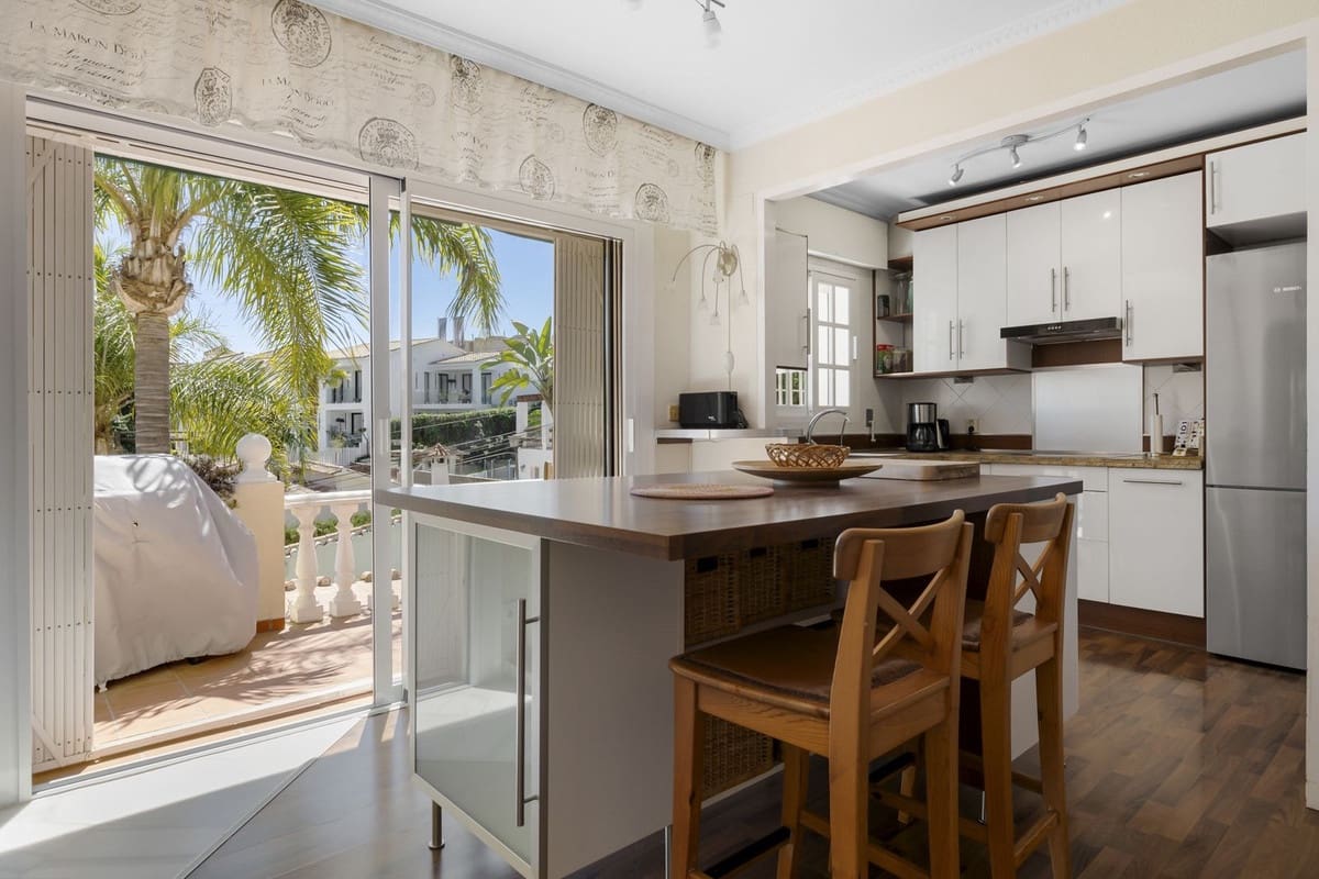 5 bedroom Villa for sale in Nueva Andalucia with pool garage - € 1,295,000 (Ref: 8477024)