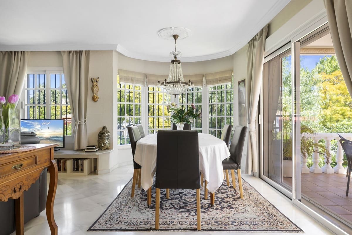 5 bedroom Villa for sale in Nueva Andalucia with pool garage - € 1,295,000 (Ref: 8477024)