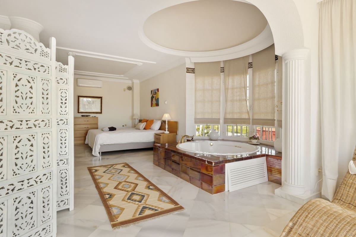 5 bedroom Villa for sale in Nueva Andalucia with pool garage - € 1,295,000 (Ref: 8477024)