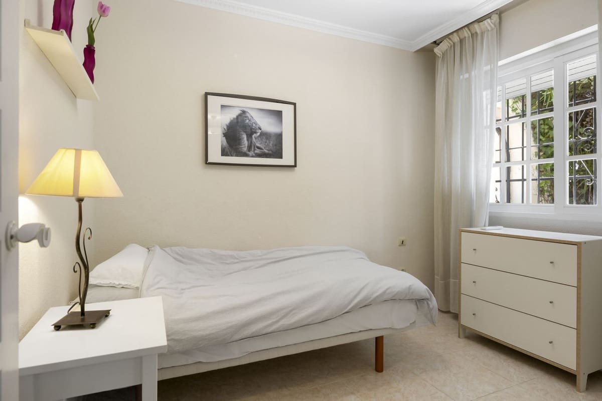 5 bedroom Villa for sale in Nueva Andalucia with pool garage - € 1,295,000 (Ref: 8477024)