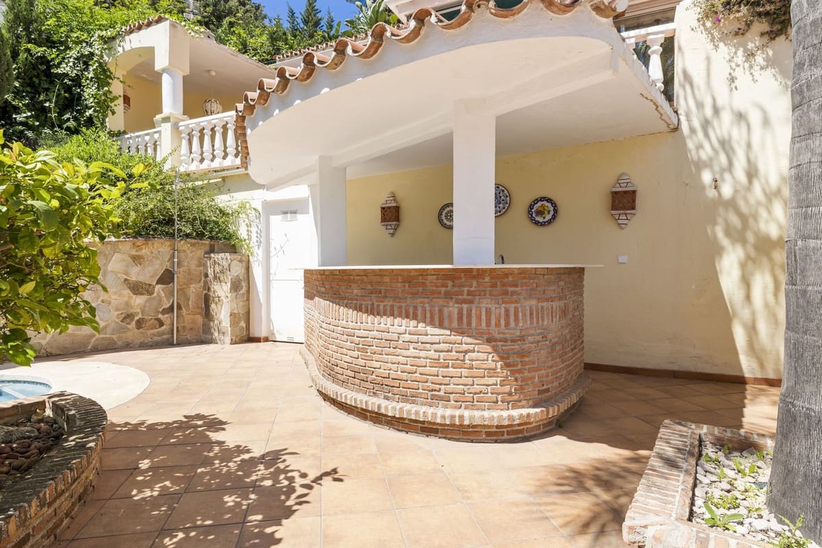5 bedroom Villa for sale in Nueva Andalucia with pool garage - € 1,295,000 (Ref: 8477024)