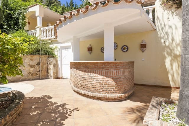 5 bedroom Villa for sale in Nueva Andalucia, Marbella with pool garage - € 1,295,000 (Ref: 8477024)