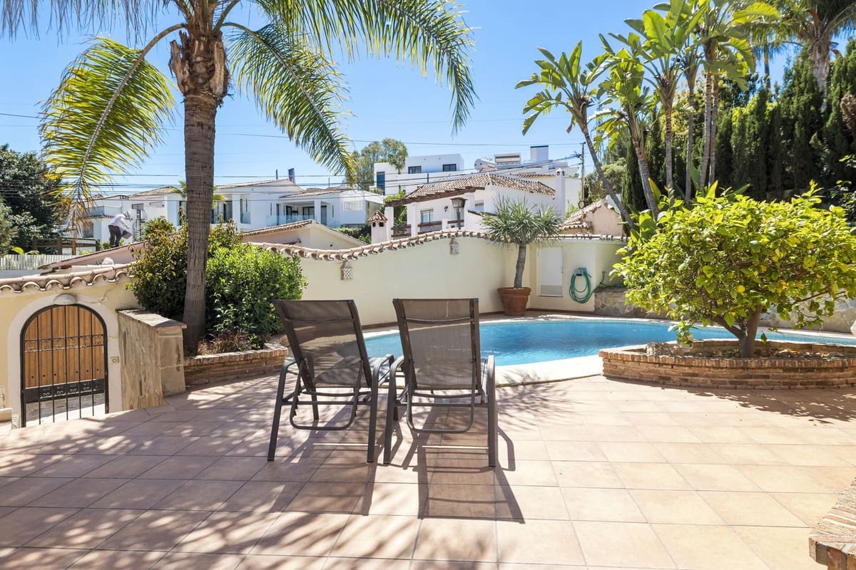 5 bedroom Villa for sale in Nueva Andalucia with pool garage - € 1,295,000 (Ref: 8477024)
