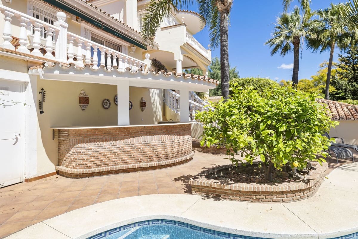 5 bedroom Villa for sale in Nueva Andalucia with pool garage - € 1,295,000 (Ref: 8477024)