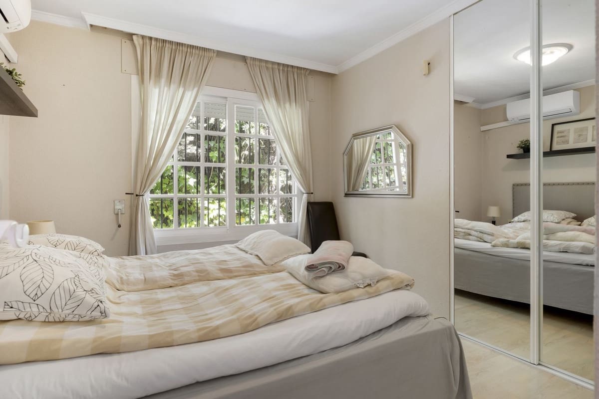 5 bedroom Villa for sale in Nueva Andalucia with pool garage - € 1,295,000 (Ref: 8477024)