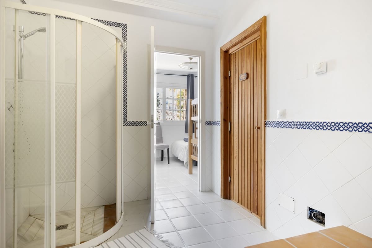 5 bedroom Villa for sale in Nueva Andalucia with pool garage - € 1,295,000 (Ref: 8477024)