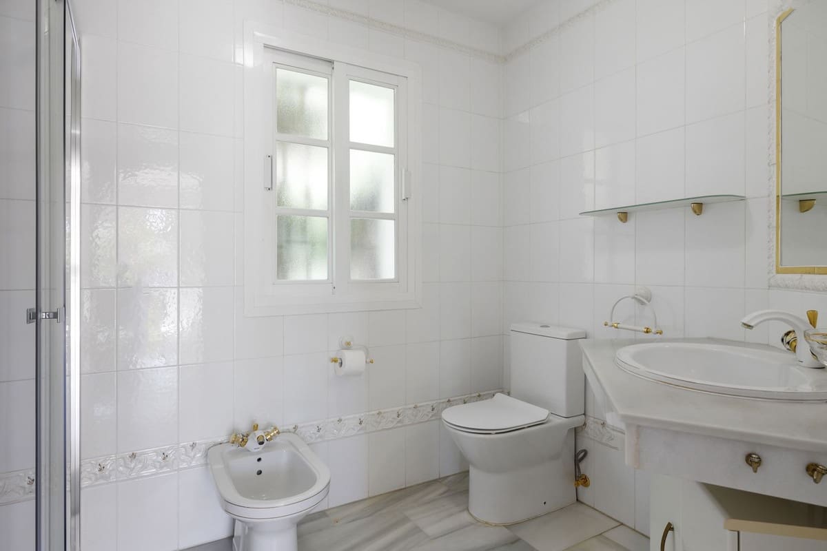 5 bedroom Villa for sale in Nueva Andalucia with pool garage - € 1,295,000 (Ref: 8477024)