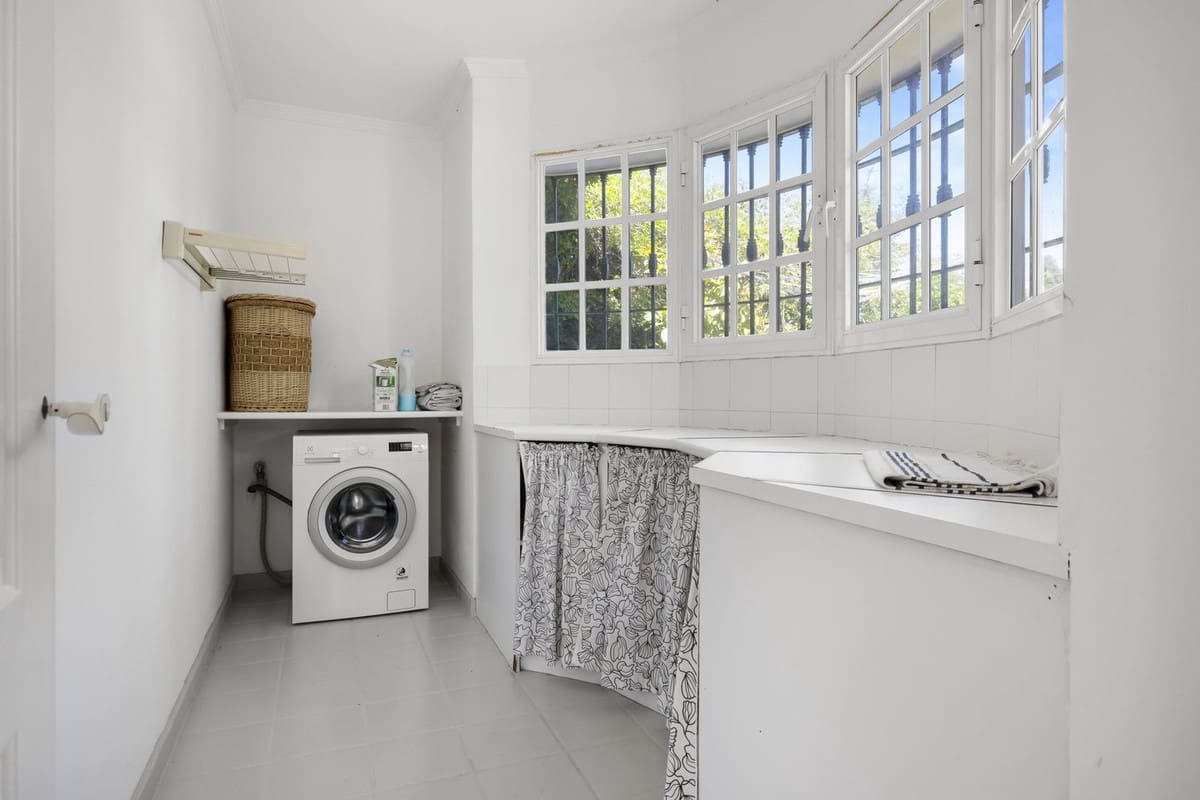 5 bedroom Villa for sale in Nueva Andalucia with pool garage - € 1,295,000 (Ref: 8477024)