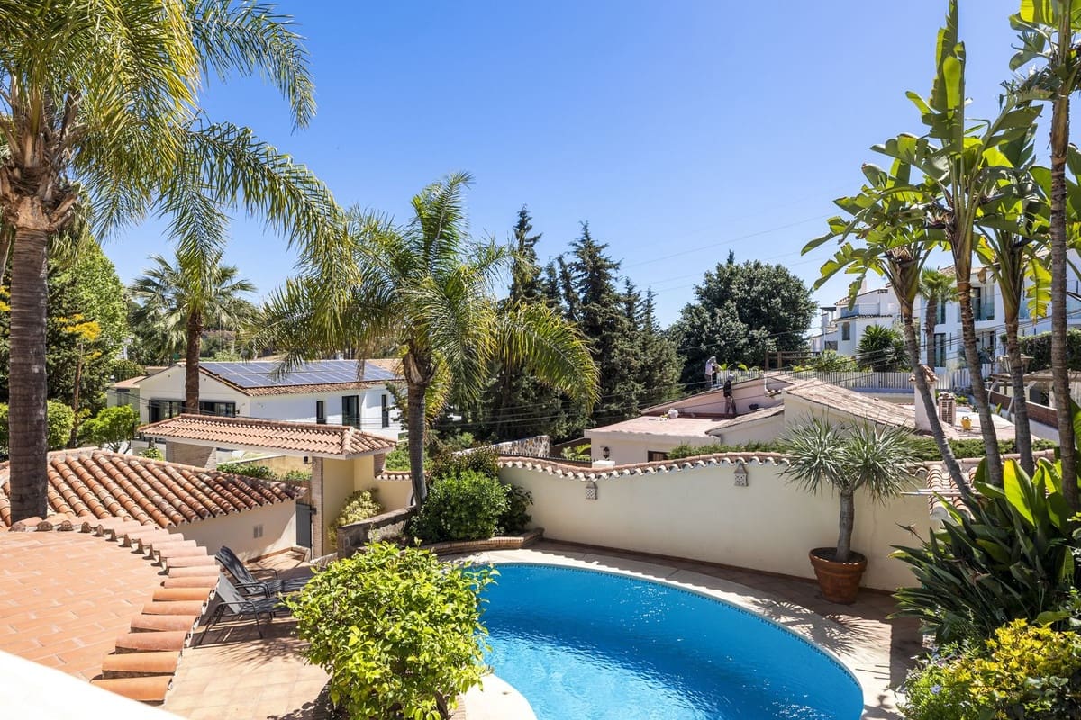 5 bedroom Villa for sale in Nueva Andalucia with pool garage - € 1,295,000 (Ref: 8477024)