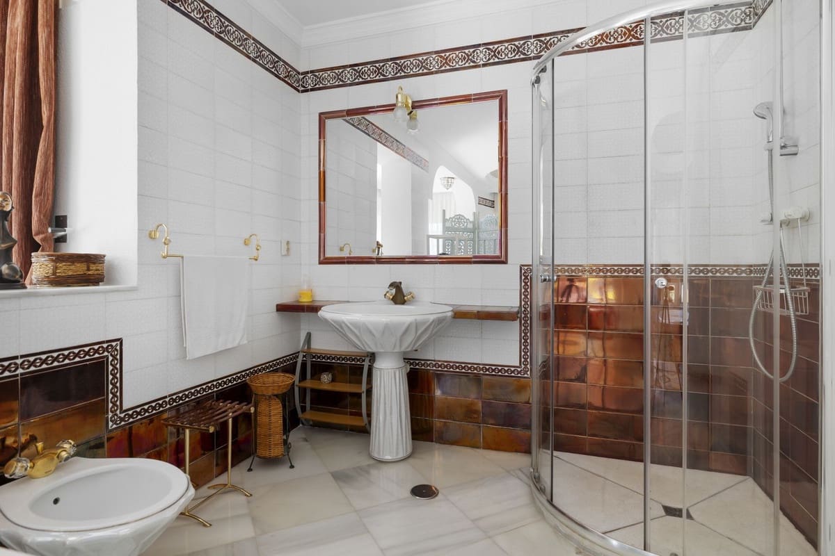 5 bedroom Villa for sale in Nueva Andalucia with pool garage - € 1,295,000 (Ref: 8477024)