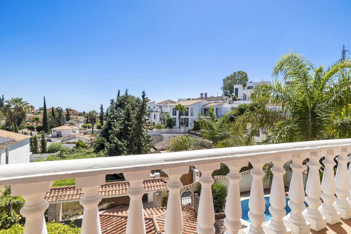 5 bedroom Villa for sale in Nueva Andalucia with pool garage - € 1,295,000 (Ref: 8477024)