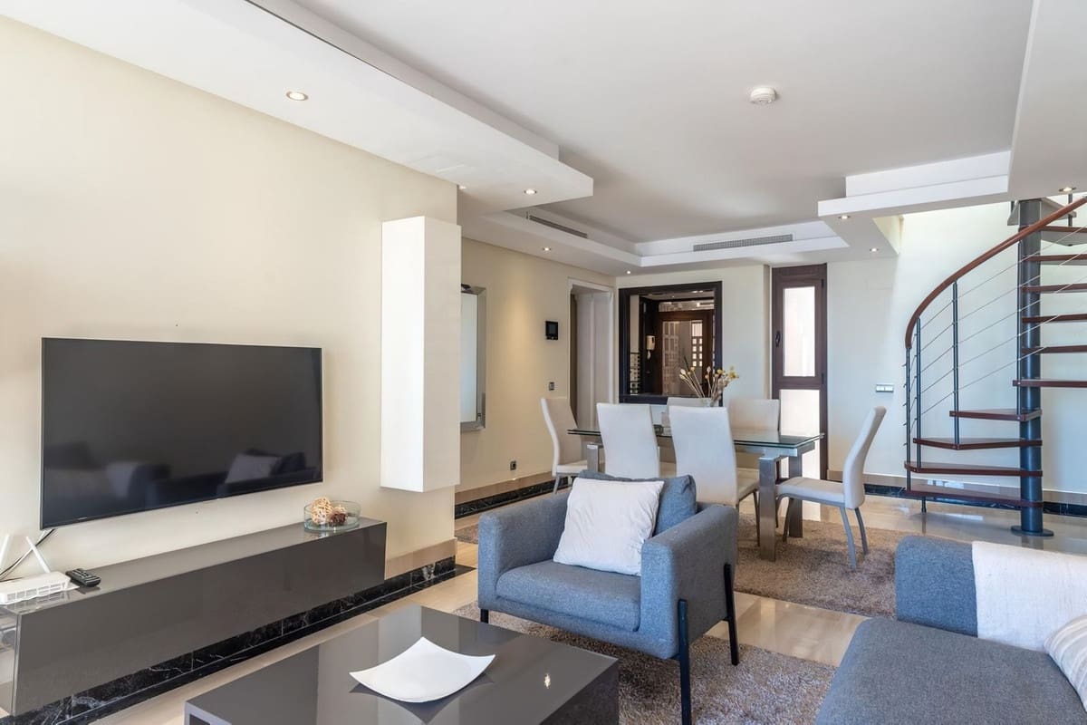 2 sypialnia Penthouse na sprzedaż w Estepona z basenem garażem - 630 000 € (Ref: 8478552)