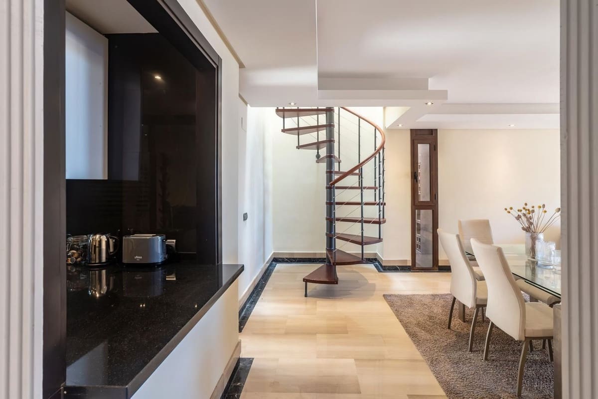 2 sypialnia Penthouse na sprzedaż w Estepona z basenem garażem - 630 000 € (Ref: 8478552)