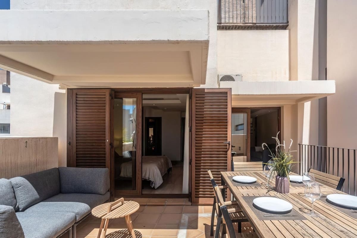 Ático de 2 habitaciones en Estepona en venta con piscina garaje - 630.000 € (Ref: 8478552)